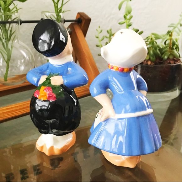 Vintage Kissing Dutch Boy and Girl Salt and Pepper Shakers - Picture 5 of 7